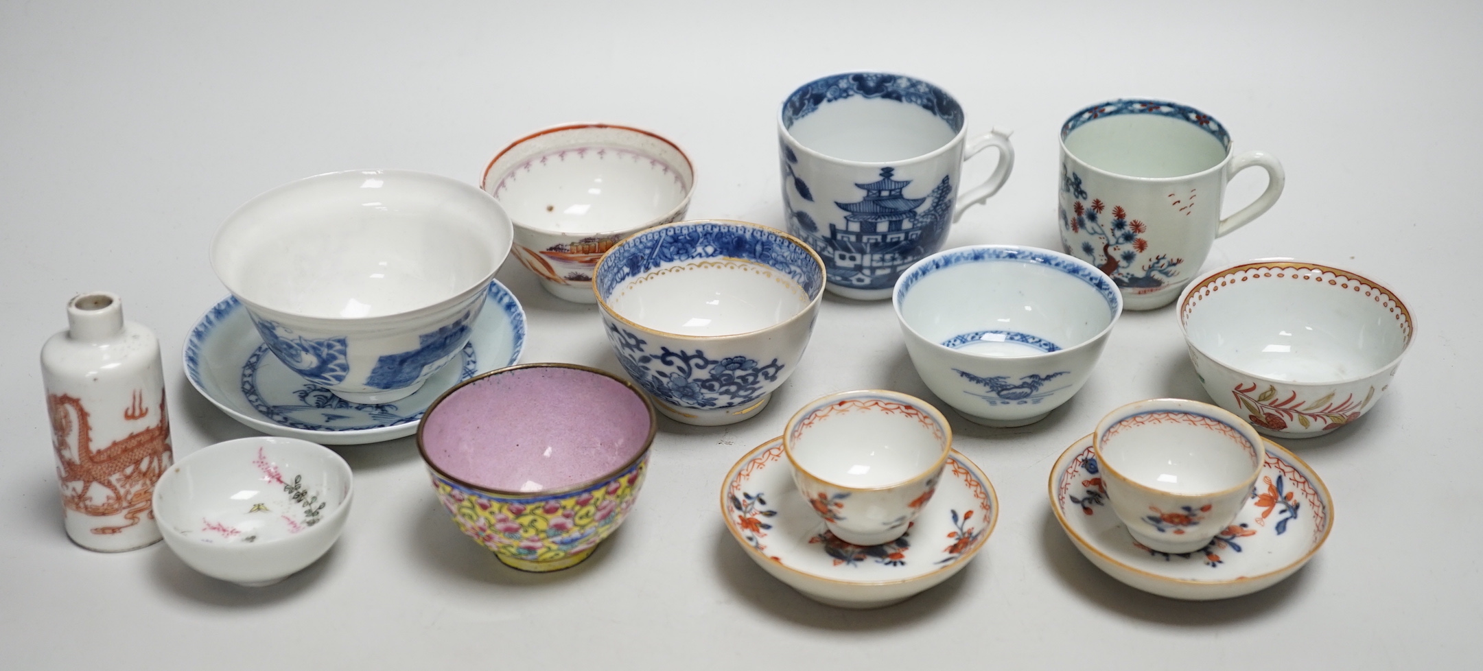 A group of Chinese wares including tea bowls, Nanking cargo bowl / saucers and a miniature bottle vase, 18th-20th century, vase 8cm high (15)